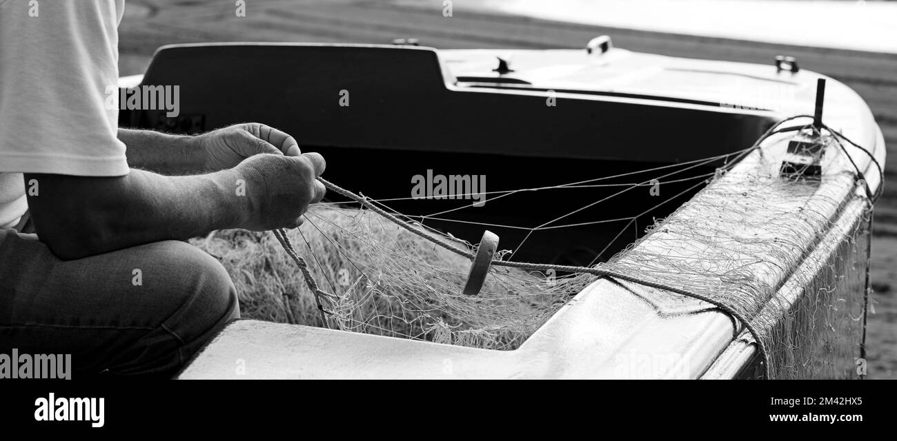 Fishing palangre, fish capture networks, fisherman corrects and