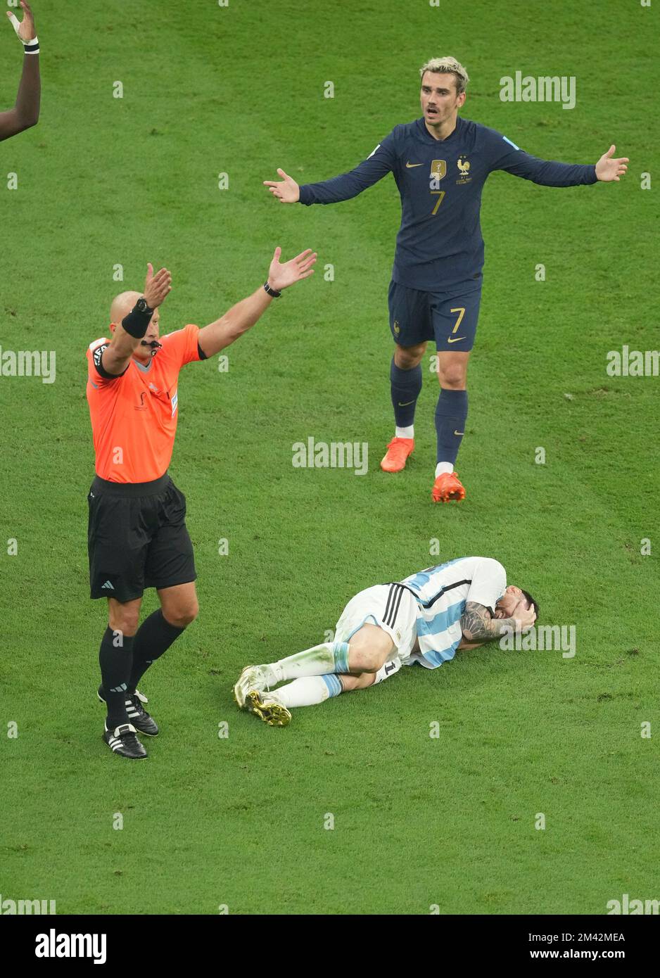 Lusail, Qatar. 18th Dec, 2022. Antoine Griezmann (top) of France argues with referee Szymon Marciniak (L) during the Final between Argentina and France at the 2022 FIFA World Cup at Lusail Stadium in Lusail, Qatar, Dec. 18, 2022. Credit: Pan Yulong/Xinhua/Alamy Live News/Alamy Live News Stock Photo