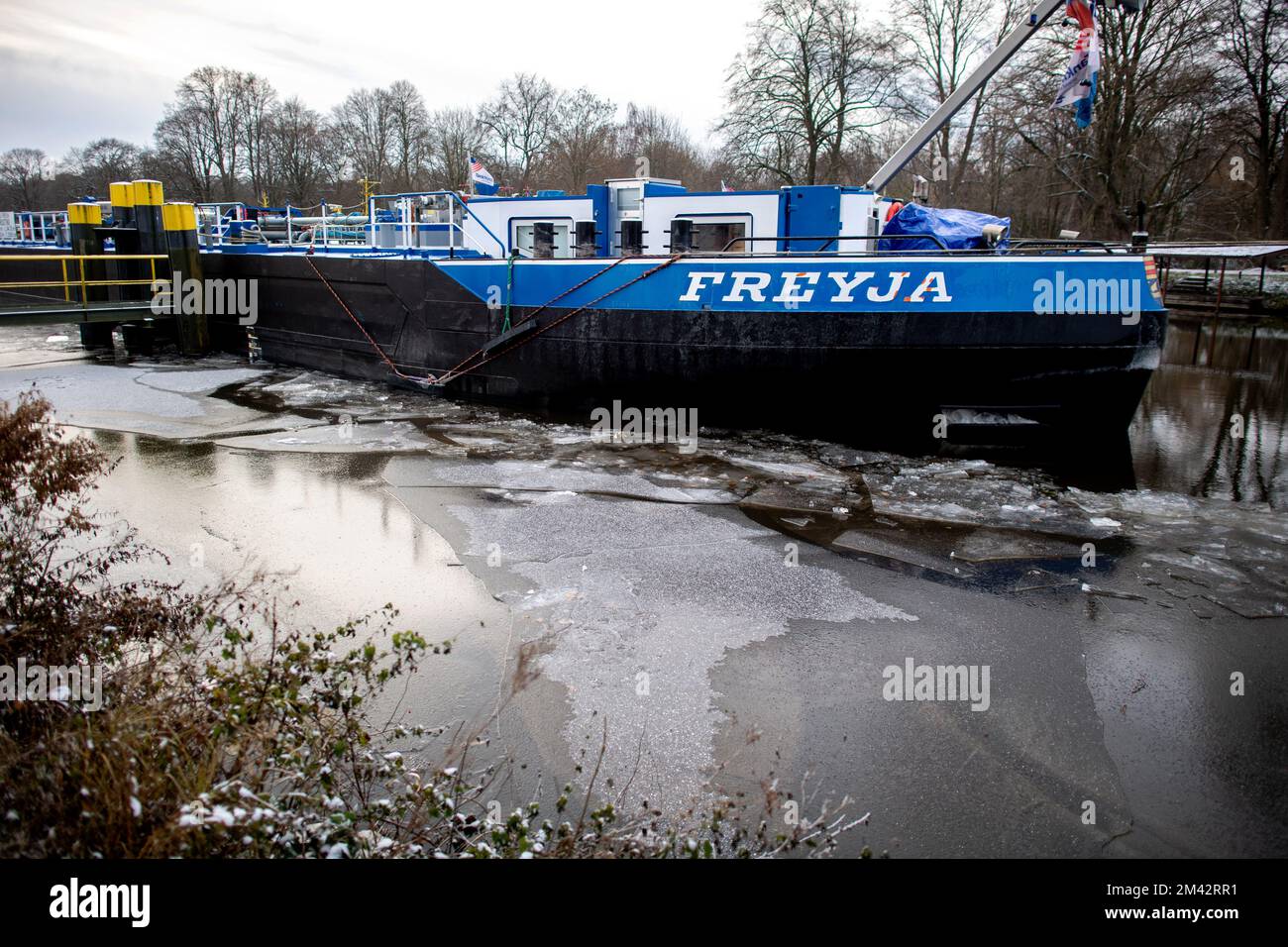 Oldenburg, Germany. 18th Dec, 2022. Ice floes float in the water in wintry weather around the