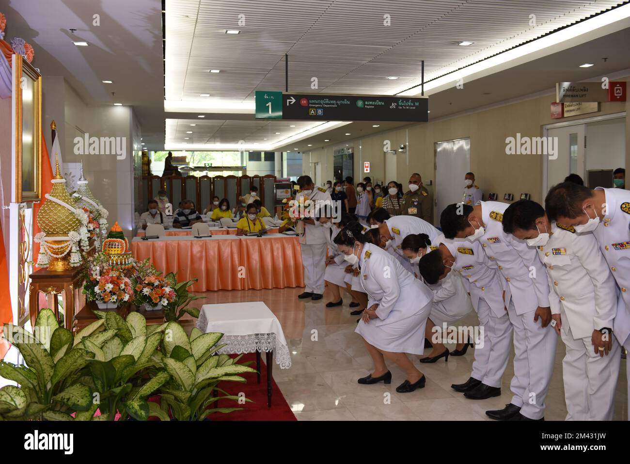 Bangkok, Thailand. 17th Dec, 2022. Government officials, various agencies, the private sector and the public lay bouquets of flowers along with in signing well-wishing messages for Her Royal Highness Princess Bajrakitiyabha Narendiradebyavati, the eldest daughter of King Vajiralongkorn. as she has been hospitalized due to a heart condition, at King Chulalongkorn Memorial Hospital in Bangkok, Thailand on December 17, 2022. (Photo by Teera Noisakran/Pacific Press/Sipa USA) Credit: Sipa USA/Alamy Live News Stock Photo