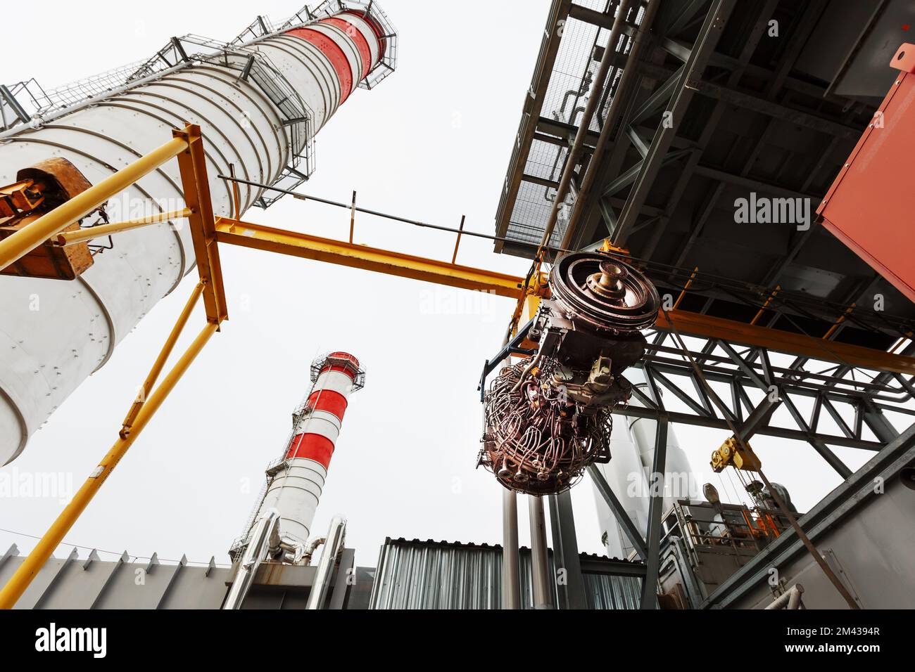 Installation of a gas turbine engine to generate electricity after