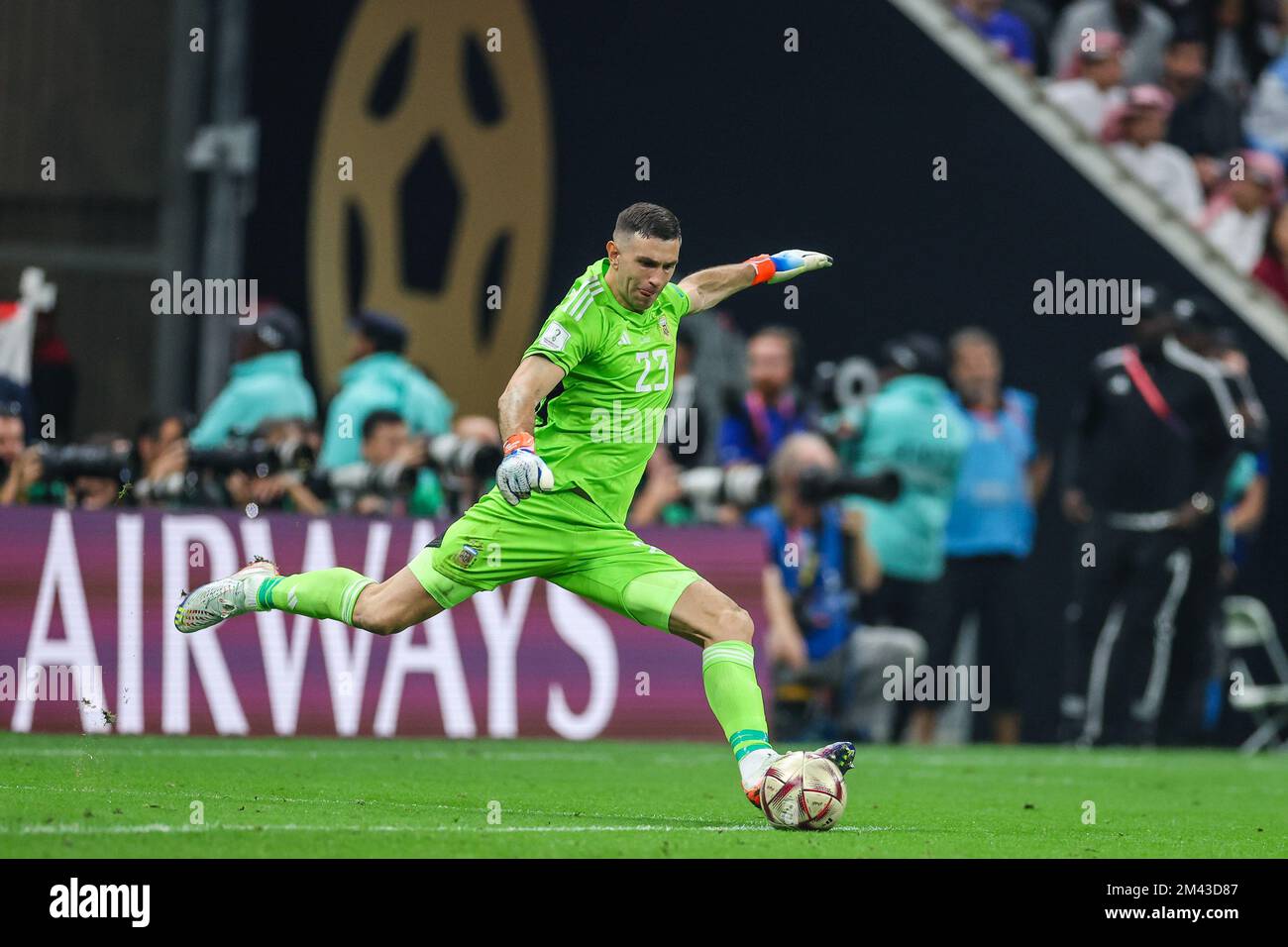 Doha, Qatar. 18th Dec, 2022. Emiliano Martínez Argentina during a match against France valid for the Final World Cup in Qatar at Estadio Lusail in the city of Doha in Qatar. December 18, 2022. (Photo: William Volcov) Credit: Brazil Photo Press/Alamy Live News Stock Photo