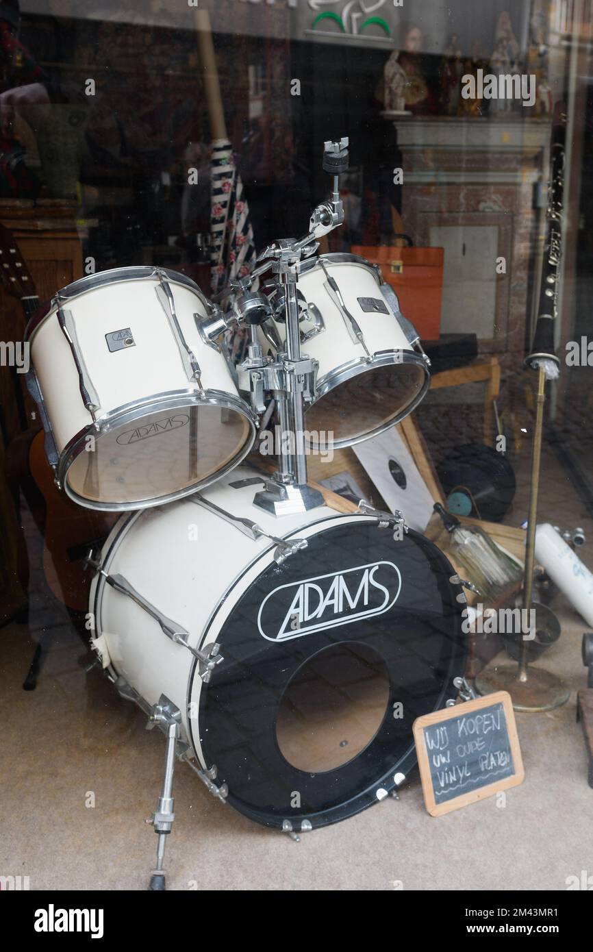 Tongeren. Limburg - Belgium 13-02-2022. Drum kit. Sale of used musical instruments in the store. The inscription in Dutch - We buy your old vinyl Stock Photo