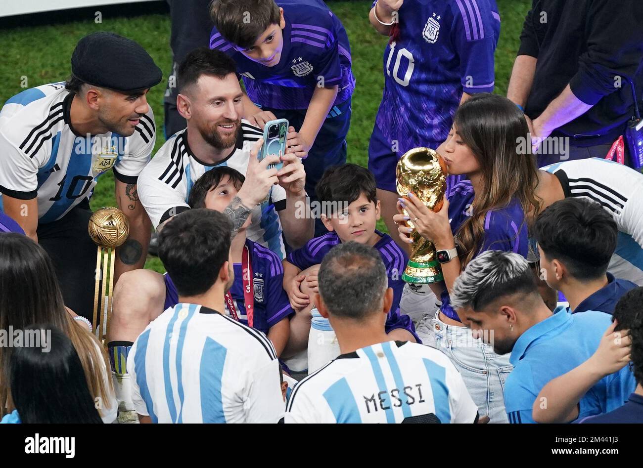 Argentinas Lionel Messi Takes A Photo Of His Wife Antonela Roccuzzo Kissing The World Cup 7233