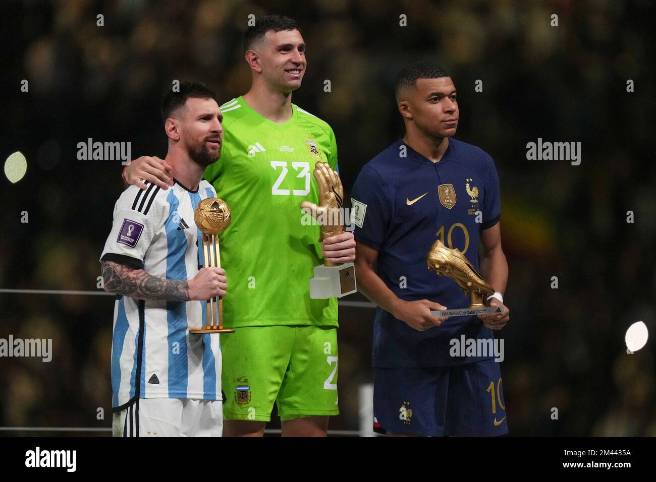 Doha, Qatar. 28th November 2022; Stadium 974, Doha, Qatar; FIFA World Cup  Football, Brazil versus Switzerland; Large Trophy replica for Copa do Mundo  FIFA Qatar 2022 on display pre-game Credit: Action Plus Sports Images/Alamy  Live News Stock