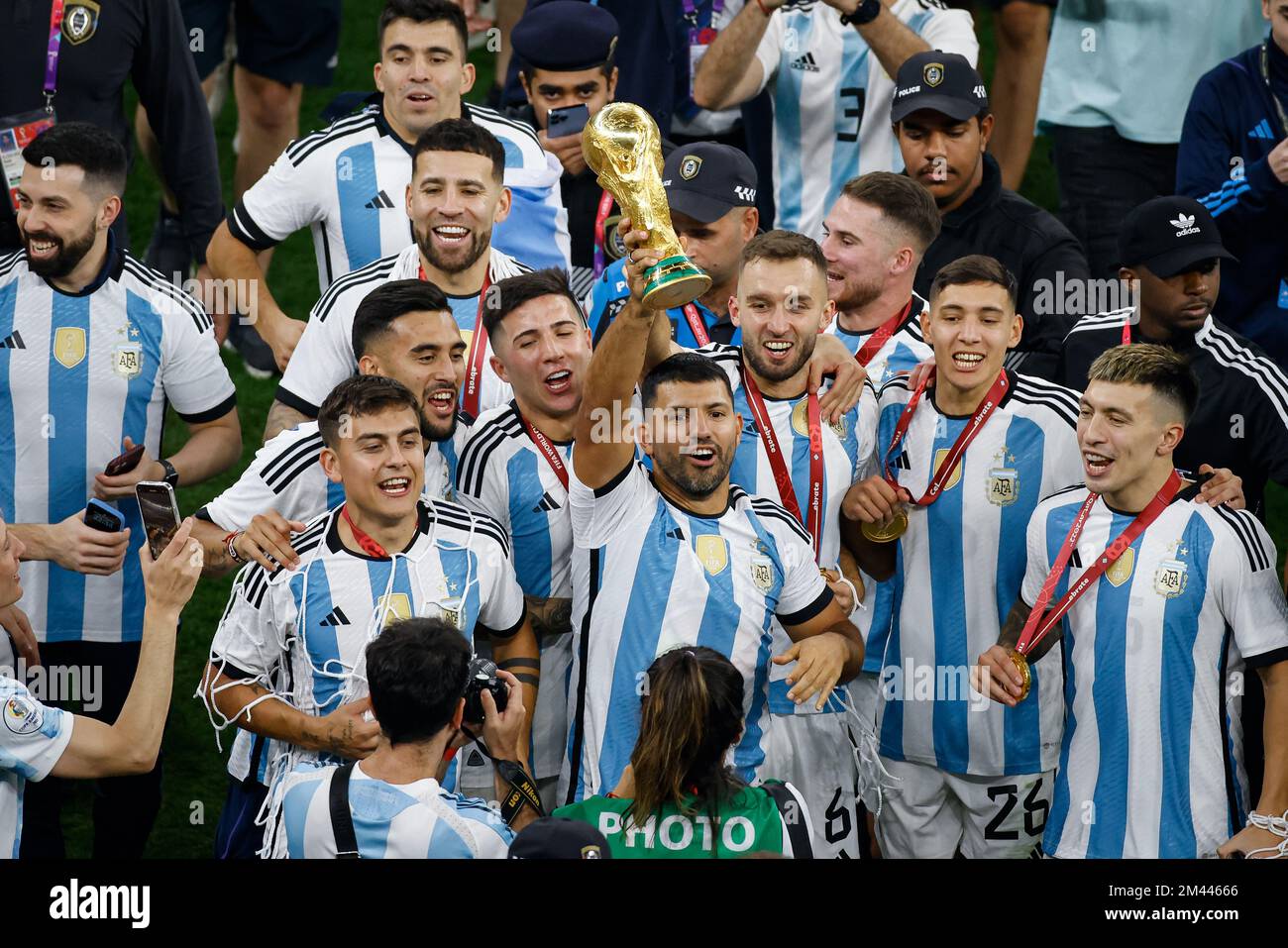 Lusail, Catar. 18th Dec, 2022. Sergio Aguero with the Qatar 2022 FIFA World Cup trophy during the medal ceremony after the match between Argentina v France valid for the 2022 FIFA World Cup final held at the Lusail International Stadium, AD, Qatar Credit: Rodolfo Buhrer/La Imagem/FotoArena/Alamy Live News Stock Photo