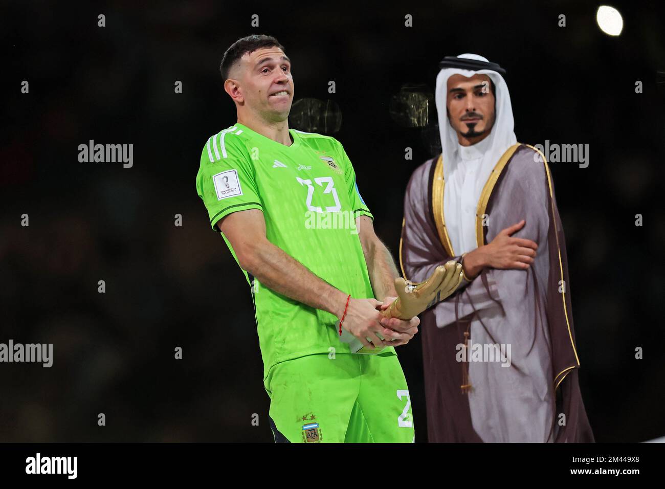 AL DAAYEN - Argentina goalkeeper Damian Emiliano Martinez with the Golden  Glove during the FIFA World Cup Qatar 2022 final match between Argentina  and France at Lusail Stadium on December 18, 2022