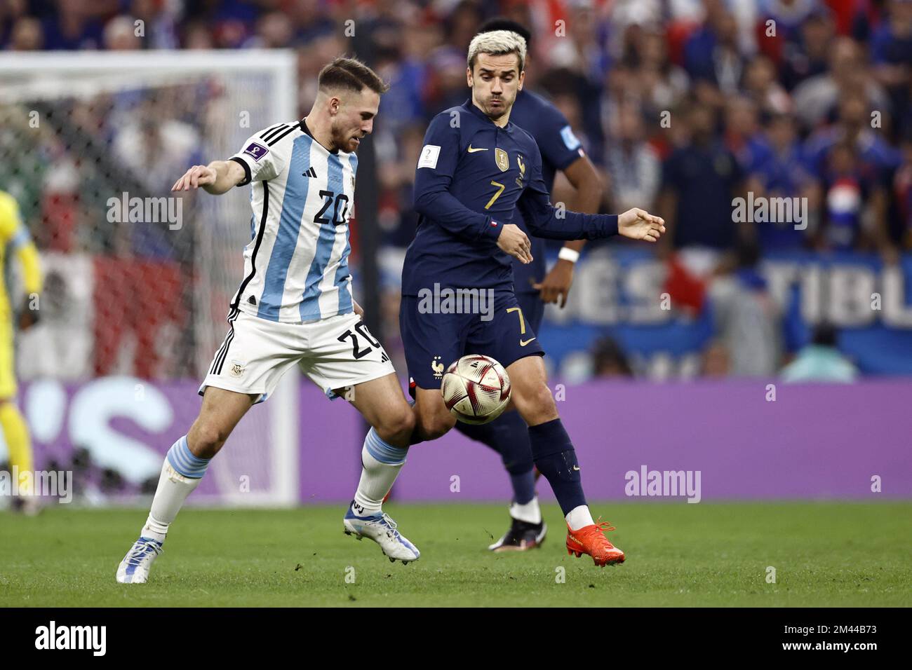 AL DAAYEN - (l-r) Alexis Mac Allister of Argentina, Antoine Griezmann of France during the FIFA World Cup Qatar 2022 final match between Argentina and France at Lusail Stadium on December 18, 2022 in Al Daayen, Qatar. AP | Dutch Height | MAURICE OF STONE Stock Photo