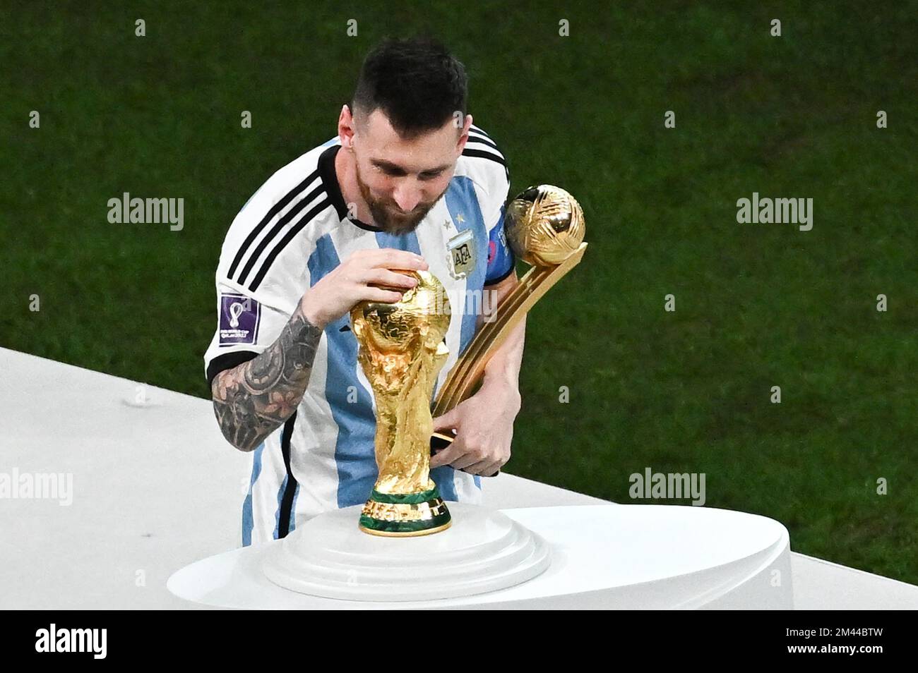 Carte Postale Messi - Finale Coupe Du Monde 2022 Qatar - Trophée Or - Officiel