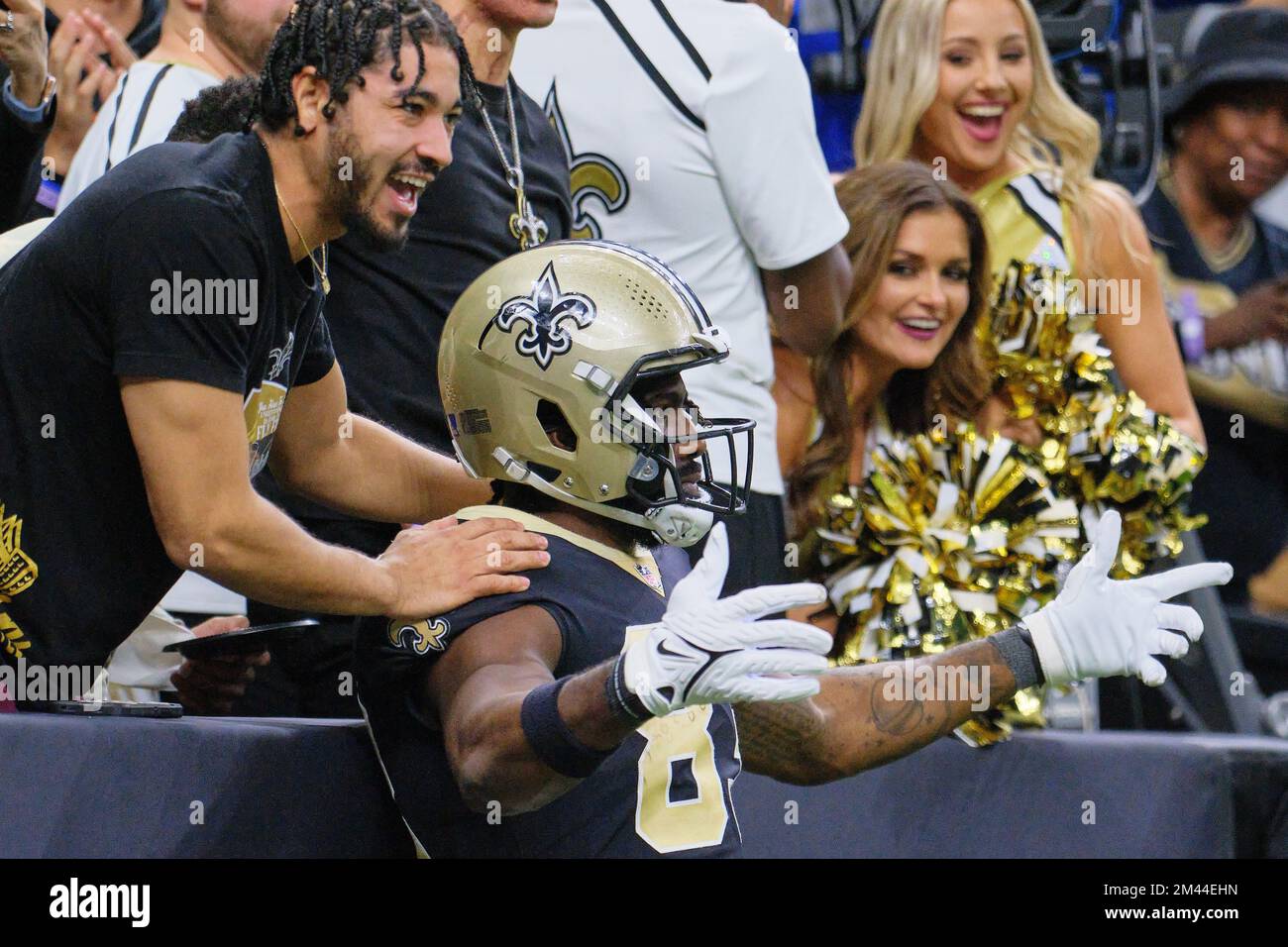 New Orleans, Louisiana, USA. 18th Dec, 2022. New Orleans Saints tight end  Juwan Johnson warms up before playing against the Atlanta Falcons in an NFL  game in New Orleans, Louisiana USA on