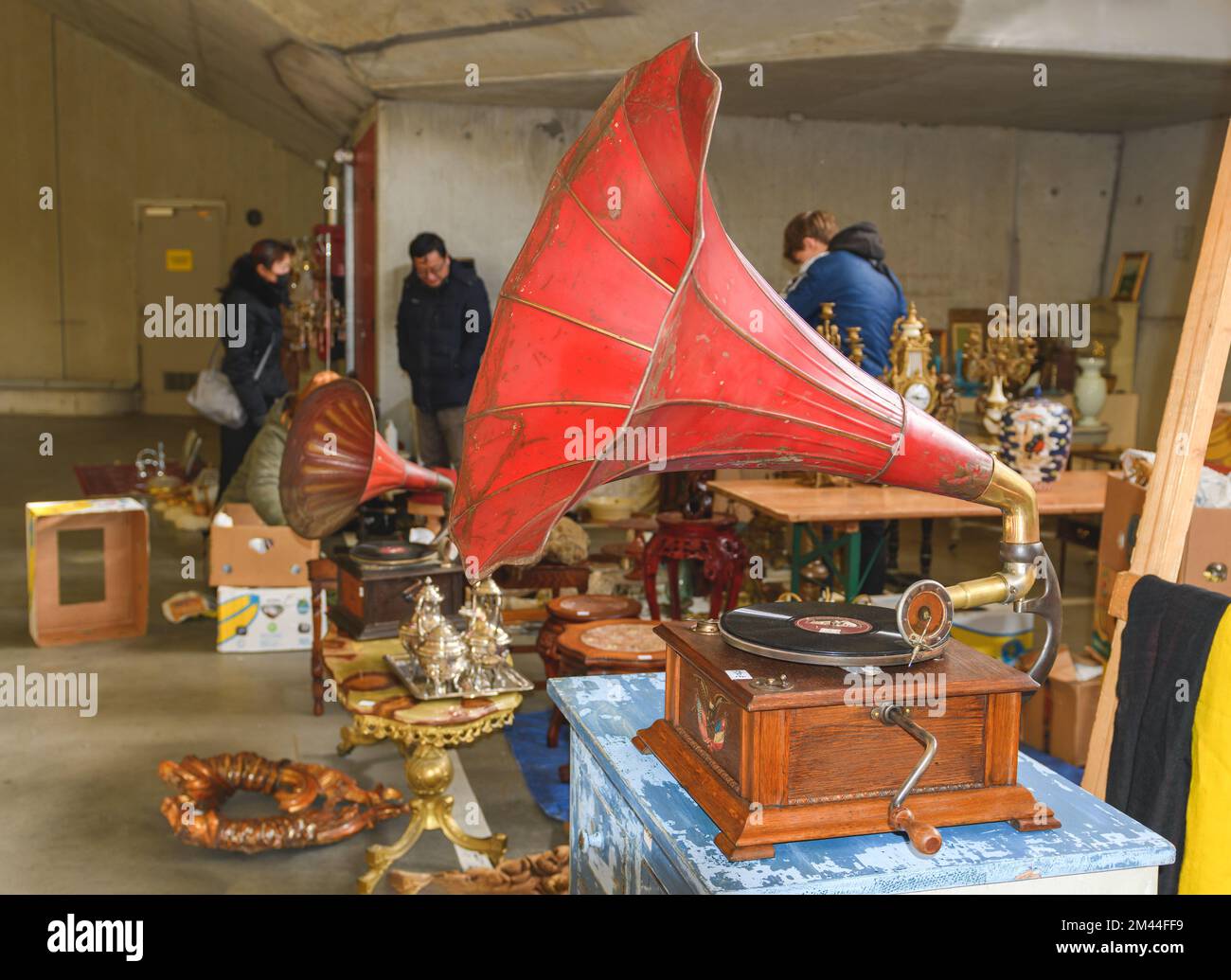 Tongeren. Limburg - Belgium 13-02-2022. Vintage gramophone with vinyl record on sale at flea market Stock Photo