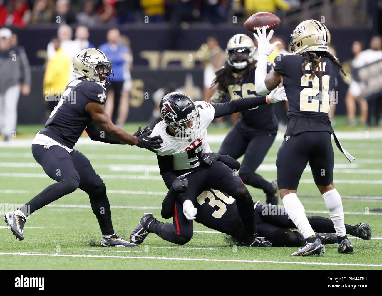New Orleans, USA. 18th Dec, 2022. New Orleans Saints cornerback Bradley Roby (21) recovers a fumble by Atlanta Falcons wide receiver Drake London (5) which was forced by New Orleans Saints safety Justin Evans (30) on a game-saving fourth down play late in the fourth quarter of an NFL contest at Caesars Superdome in New Orleans, Louisiana on Sunday, December 18, 2022. (Photo by Peter G. Forest/Sipa USA) Credit: Sipa USA/Alamy Live News Stock Photo