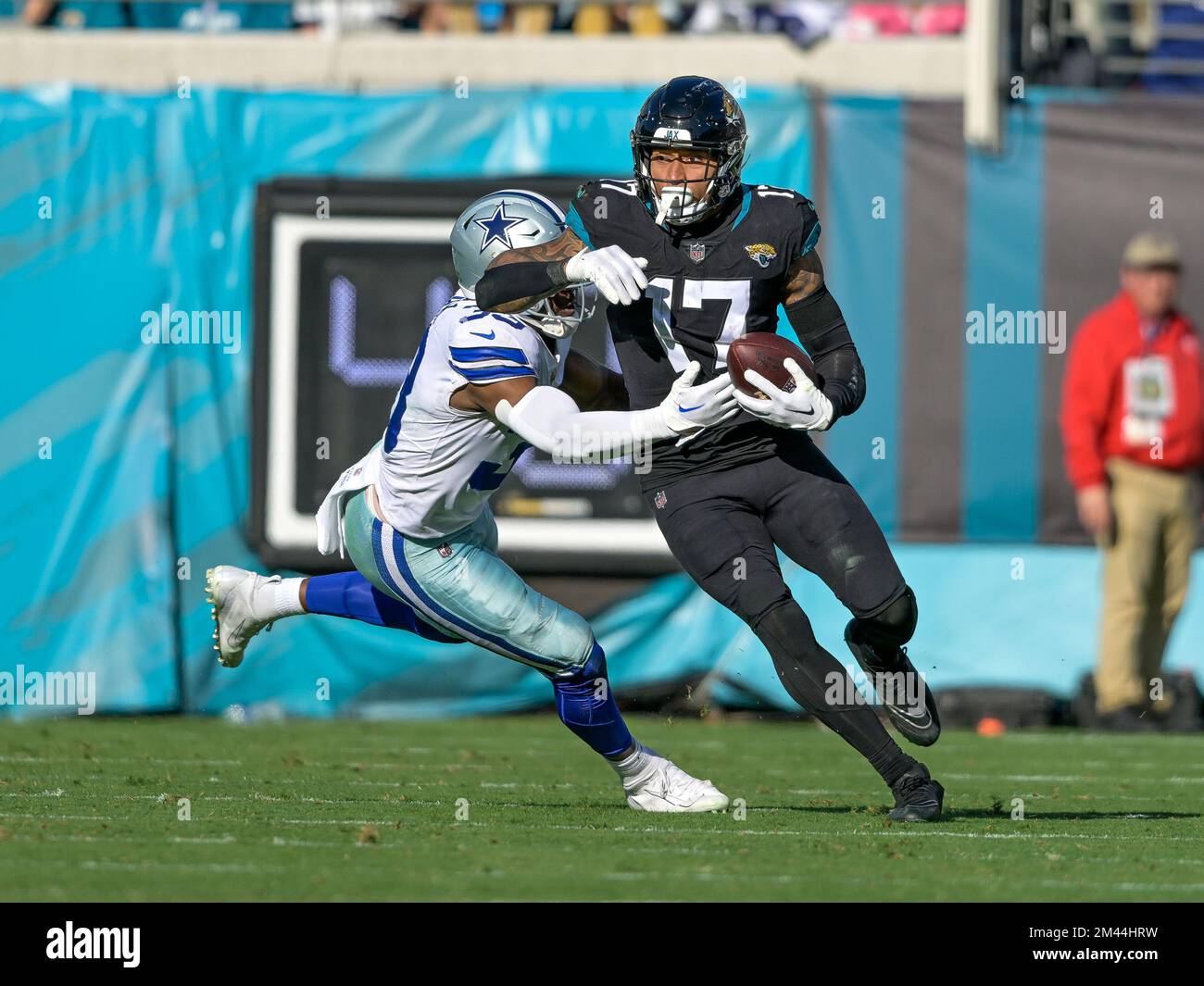 Jacksonville, FL, USA. 18th Dec, 2022. Jacksonville Jaguars tight end Evan Engram (17) runs with the ball after catch while being defended by Dallas Cowboys linebacker Damone Clark (33) during a game in Jacksonville, FL. Romeo T Guzman/CSM/Alamy Live News Stock Photo