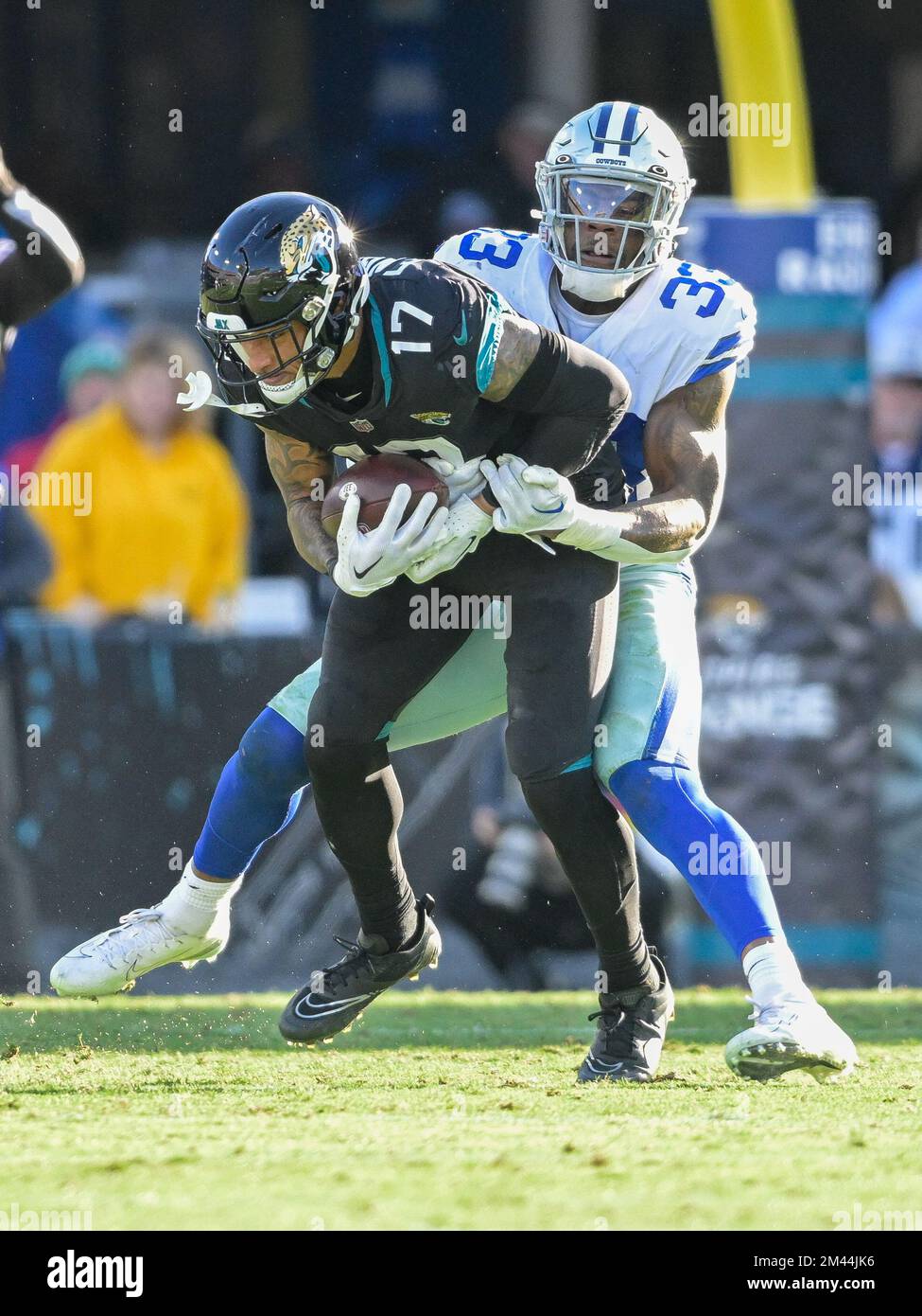 Jacksonville, FL, USA. 18th Dec, 2022. Jacksonville Jaguars tight end Evan Engram (17) is tackled by Dallas Cowboys linebacker Damone Clark (33) after a catch during a game in Jacksonville, FL. Romeo T Guzman/CSM/Alamy Live News Stock Photo