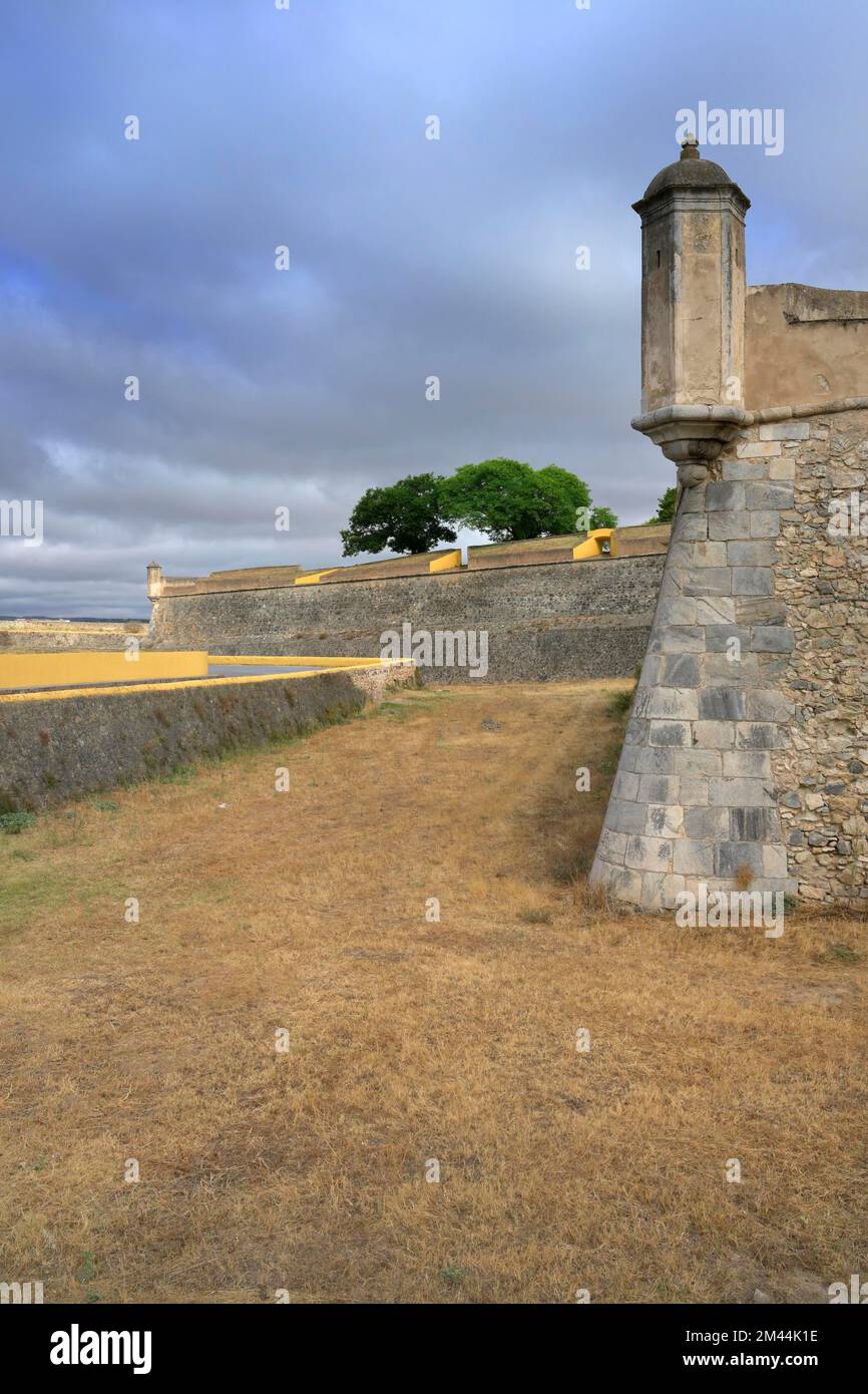 Olivenca outer gate and sentry box, Elvas, Alentejo, Portugal Stock ...