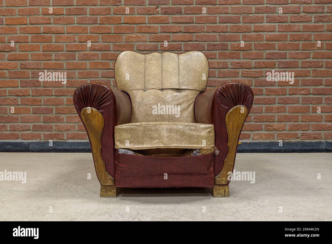Old fashioned armchair wall hi-res stock photography and images - Alamy