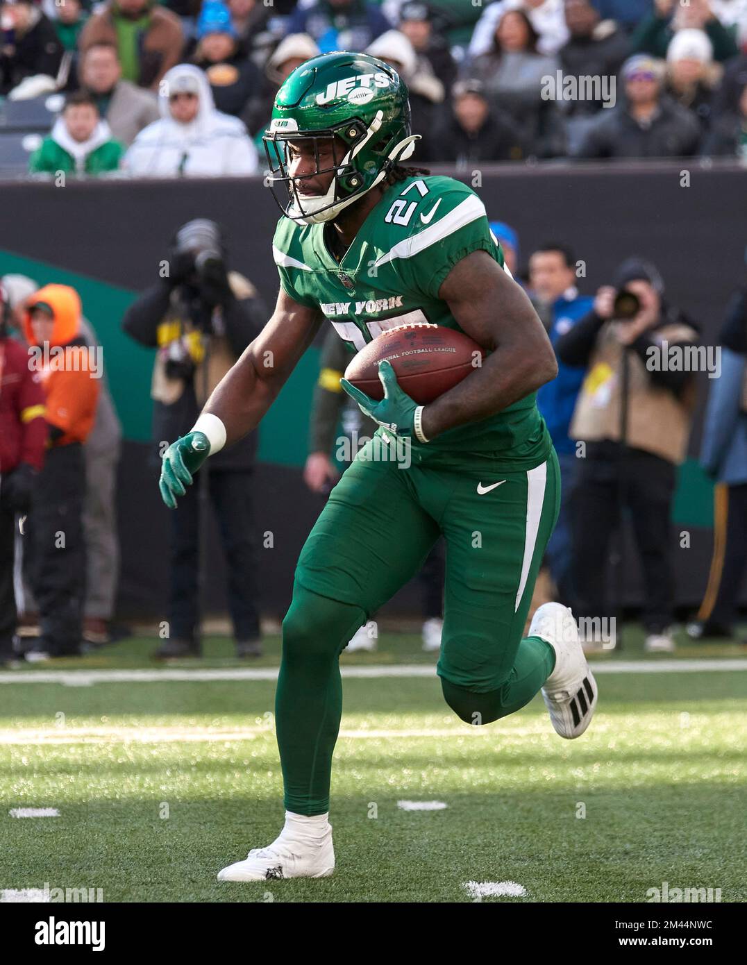 East Rutherford, NJ. 18/12/2022, New York Jets running back Zonovan Knight  (27) looks for running room during a NFL game against the Detroit Lions on  Sunday, Dec. 18, 2022 in East Rutherford,