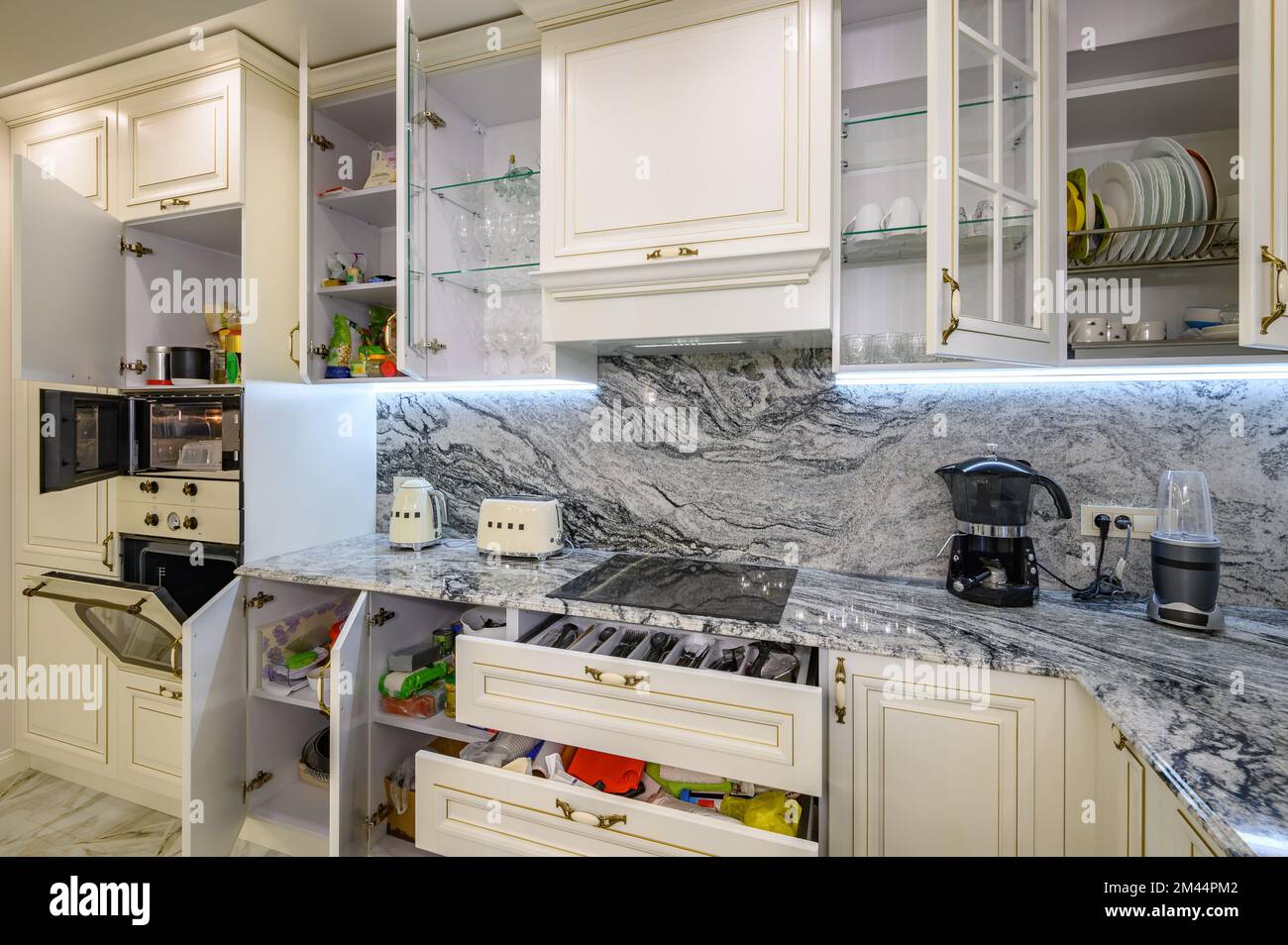 Cream kitchen cabinets hi-res stock photography and images - Alamy