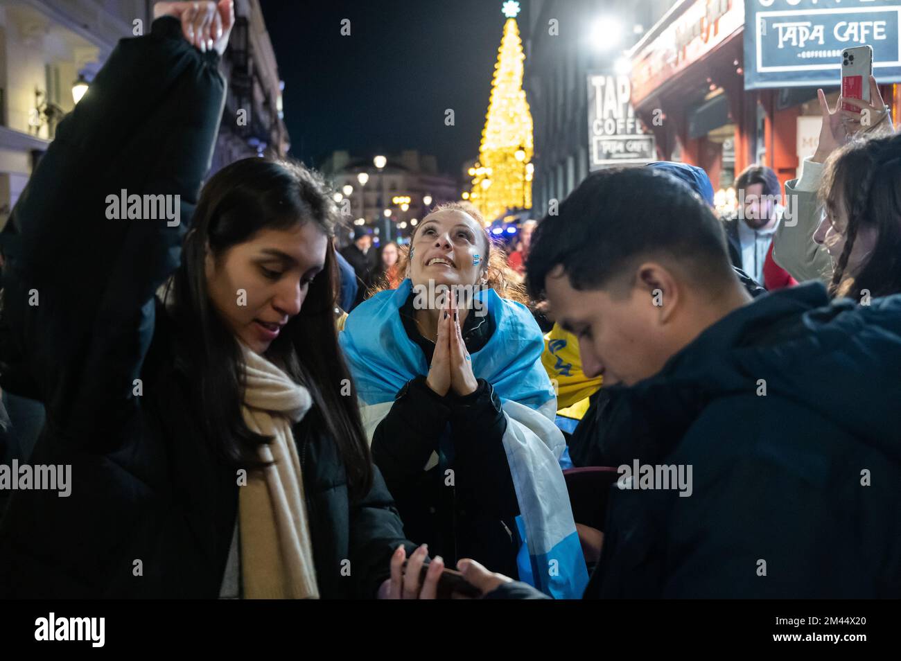 Madrid, Spain. 18th Dec, 2022. Argentinian fans watching the final match between Argentina and France on a mobile phone. Argentina won the FIFA World Cup Qatar 2022 defeating France on a match that ended in a 3-3 draw, winning the championship title after penalties (4-2). Credit: Marcos del Mazo/Alamy Live News Stock Photo