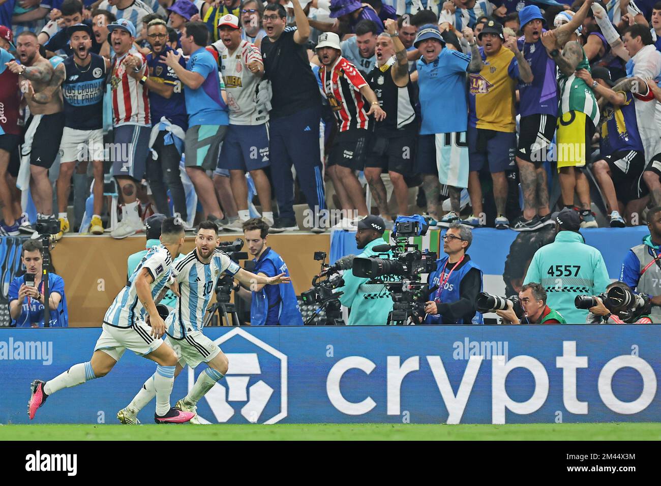 Lionel Messi da Argentina, comemora o seu segundo gol durante a partida  entre Argentina e França, pela Final da Copa do Mundo FIFA Qatar 2022,  no Estádio Lusail, neste domingo 18 Stock