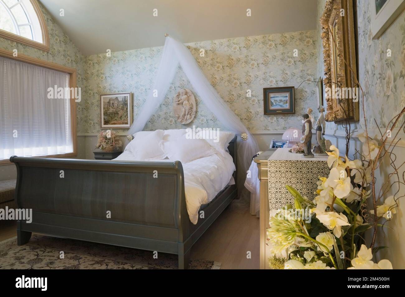 Sleigh bed hi-res stock photography and images - Alamy