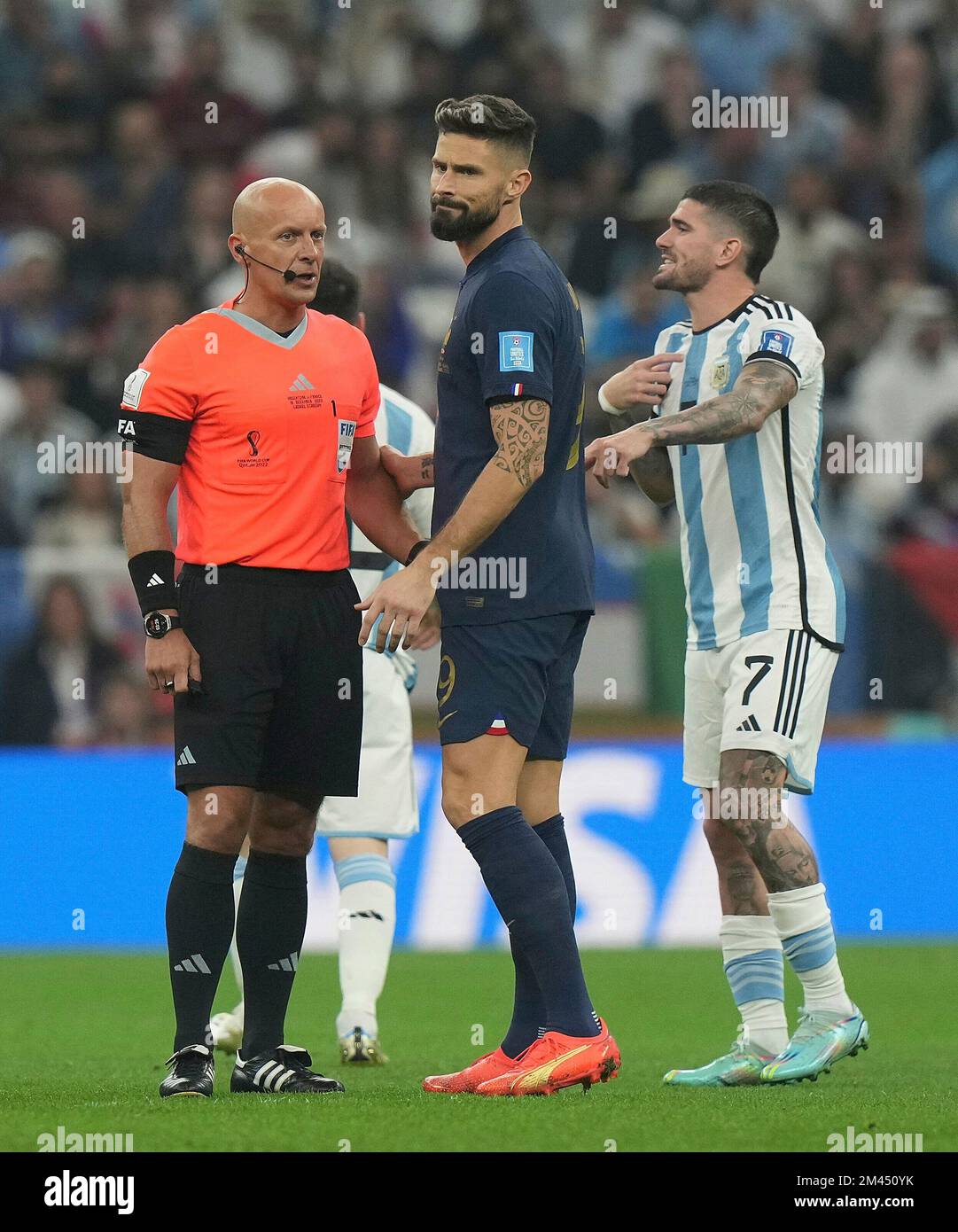 12/18/2022, Lusail Iconic Stadium, Doha, QAT, World Cup FIFA 2022, final, Argentina vs France, in the picture referee referee Szymon Marciniak (Poland), France's forward Olivier Giroud Stock Photo
