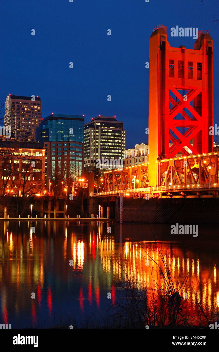 The Tower Bridge and the Sacramento, California skyline are reflected in the Sacramento River Stock Photo