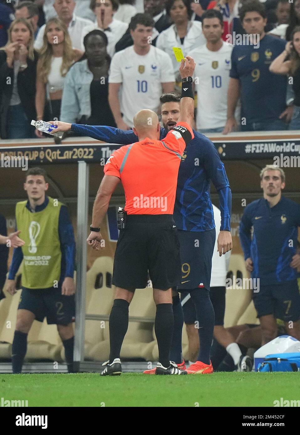 12/18/2022, Lusail Iconic Stadium, Doha, QAT, World Cup FIFA 2022, final, Argentina vs France, in the picture referee referee Szymon Marciniak (Poland) shows France's forward Olivier Giroud the yellow card Stock Photo