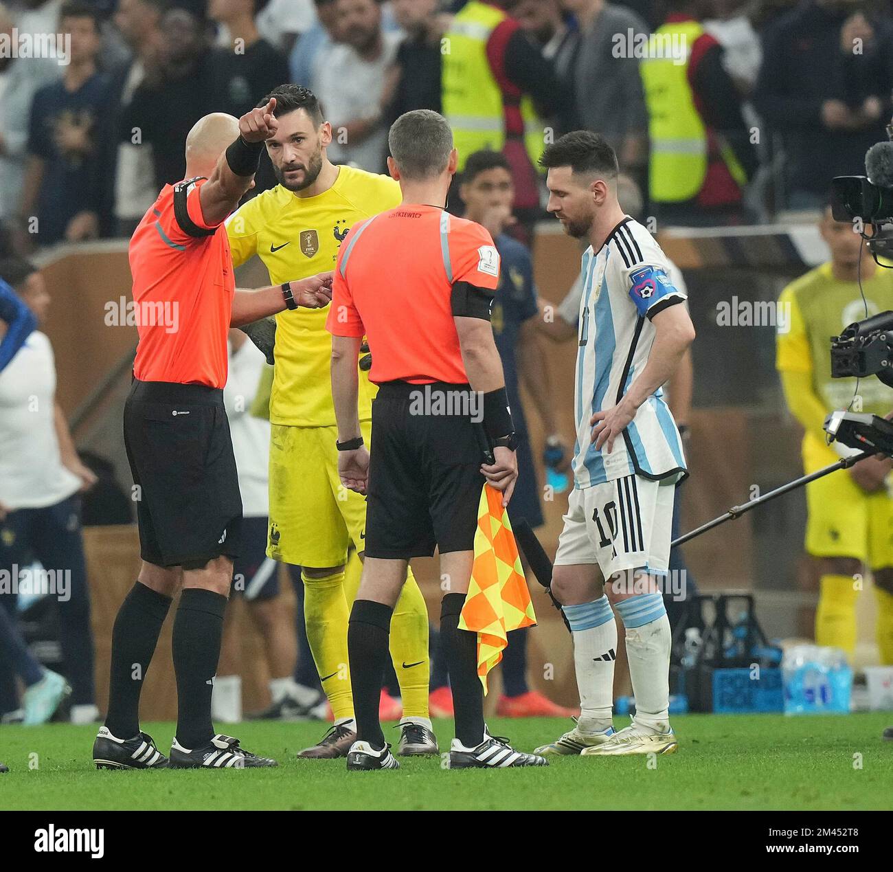 12/18/2022, Lusail Iconic Stadium, Doha, QAT, World Cup FIFA 2022, final, Argentina vs France, in the picture referee referee Szymon Marciniak (Poland), France's goalkeeper Hugo Lloris, Argentina's forward Lionel Messi Stock Photo