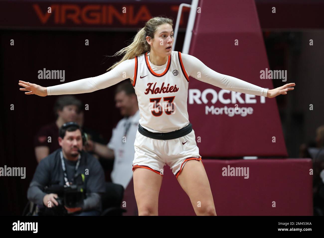 December 18, 2022 Virginia Tech Hokies center Elizabeth Kitley (33) on