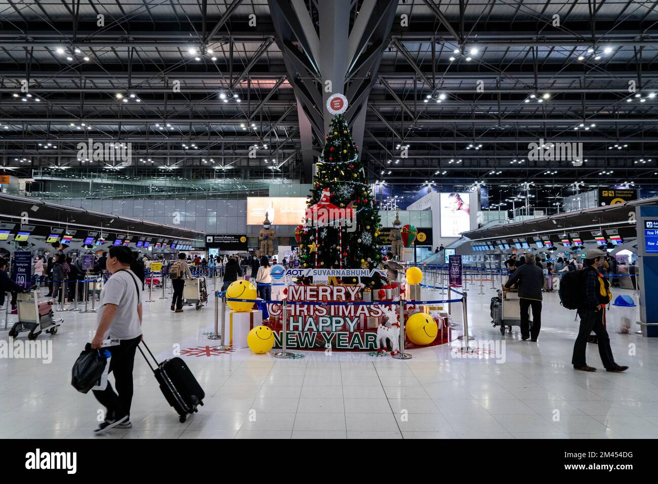 Bangkok, Bangkok, Thailand. 19th Dec, 2022. Travelers with luggage walk