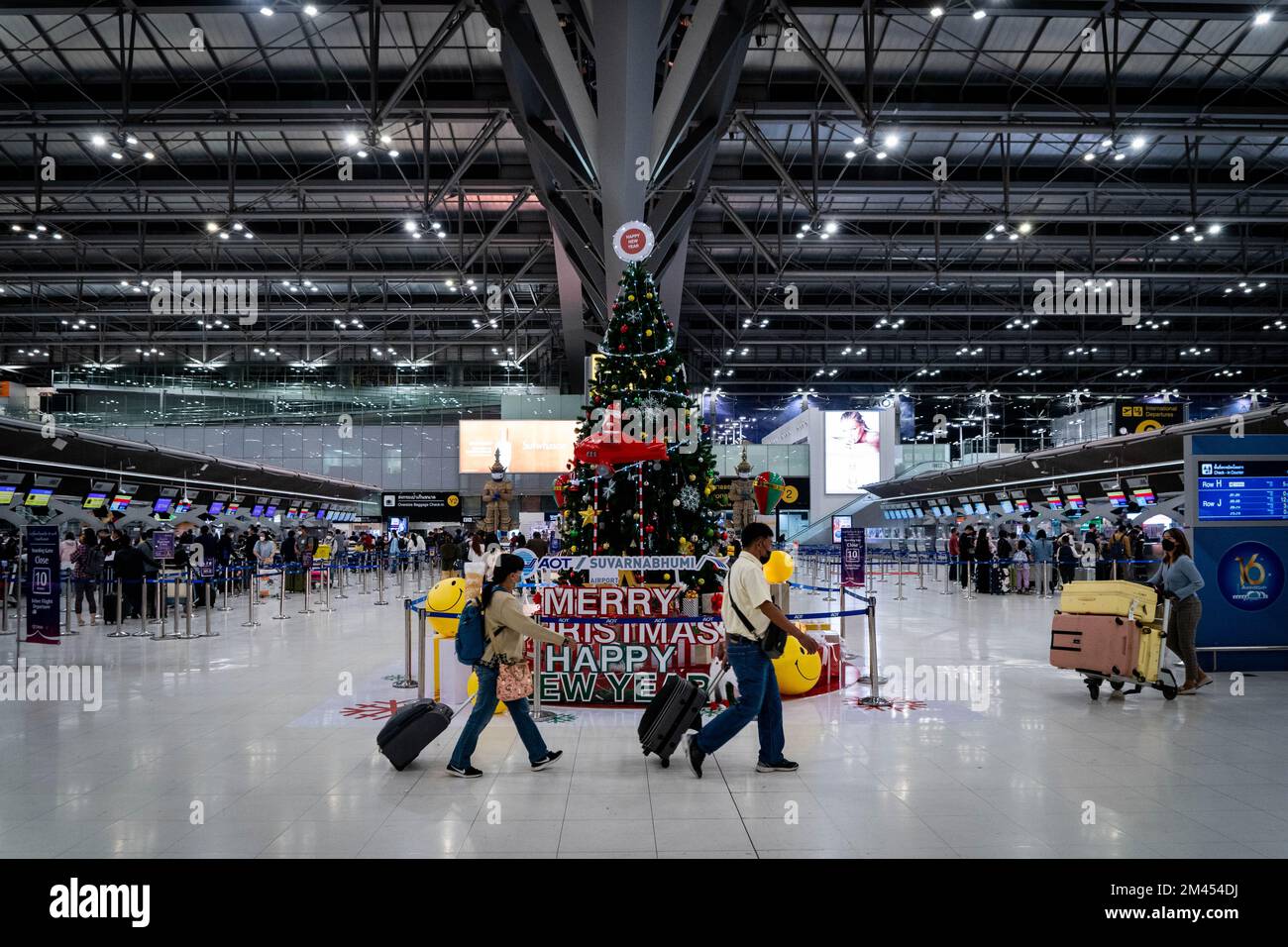 Bangkok, Bangkok, Thailand. 19th Dec, 2022. Travelers with luggage walk