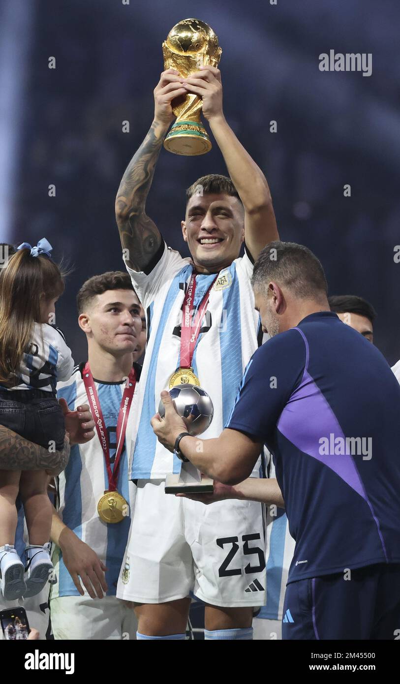 Al Daayen Qatar 18 12 2022 Lisandro Martinez Of Argentina Holding Al Daayen Qatar 18 12 2022 Lisandro Martinez Of Argentina Holding