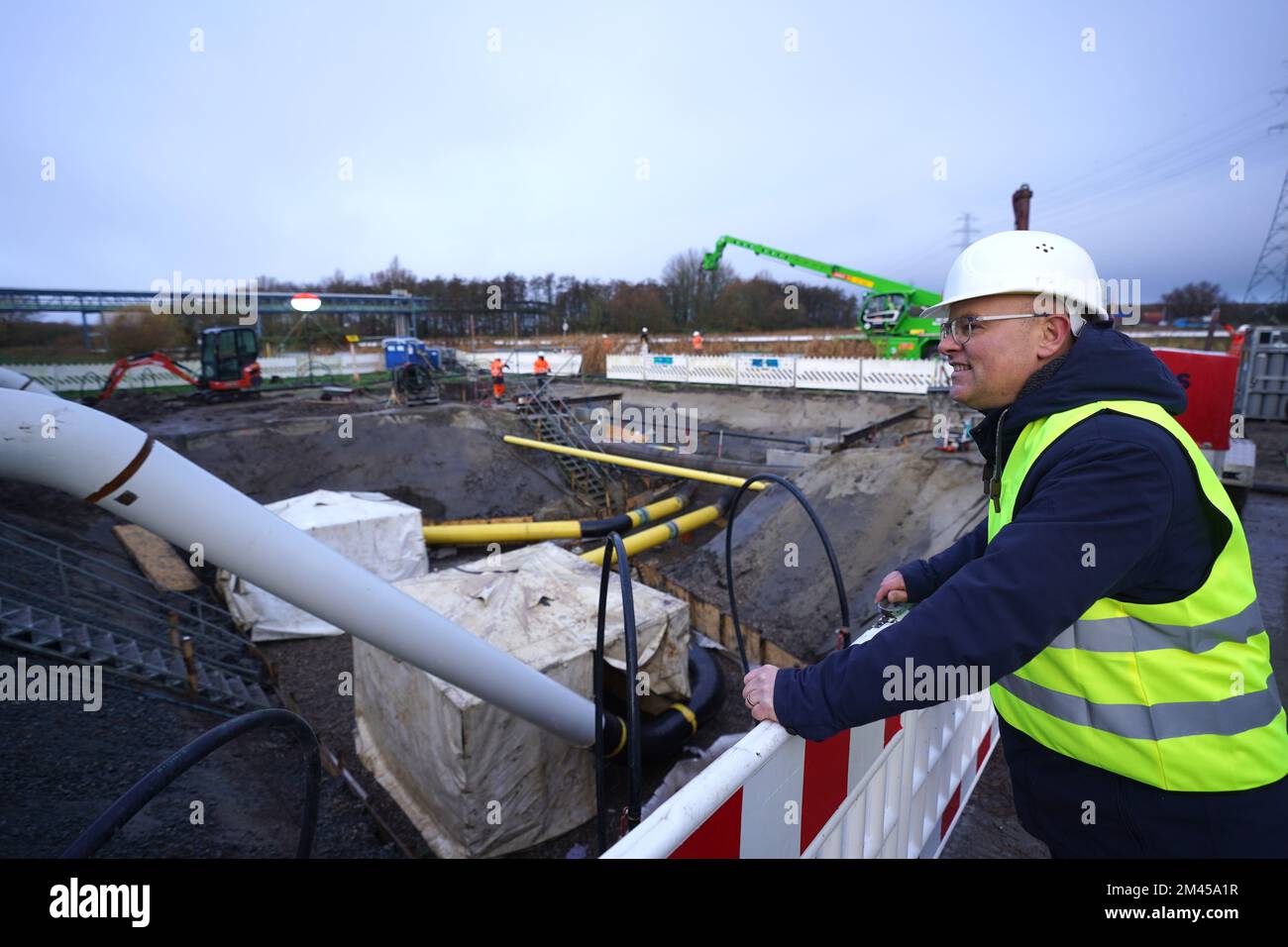 FILED - 08 December 2022, Schleswig-Holstein, Brunsbüttel: Tobias Goldschmidt (Bündnis 90/Die Grünen), Minister for Energy Transition, Climate Protection, Environment and Nature, stands at the construction site for integrating LNG into the gas network. The approximately three-kilometer-long gas pipeline leads from the floating LNG terminal on the Elbe to the regional gas distribution network of Schleswig-Holstein Netz. (to dpa 'LNG project for Günther prime example of planning acceleration') Photo: Marcus Brandt/dpa Stock Photo