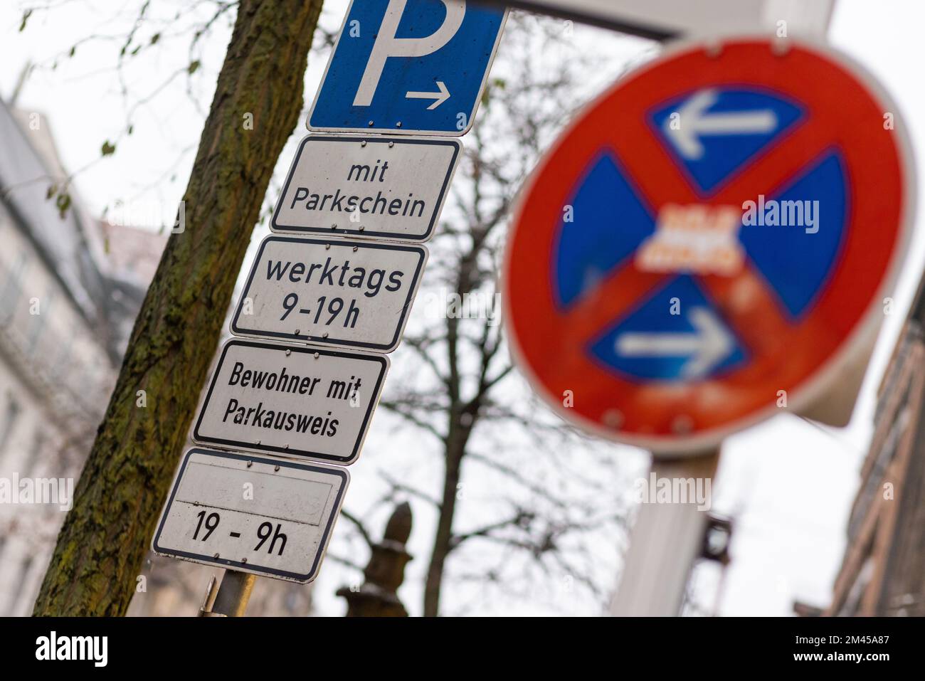 Freiburg, Germany. 15th Dec, 2022. Signs reading "Parken" (l, top to bottom), "mit Parkschein", "werktags 9-19 h", "Bewohner mit Parkausweis" stand behind a sign indicating an absolute no-stopping zone in Freiburg's city center. (To dpa: "Environmental aid criticizes states for prices for residents' parking") Credit: Philipp von Ditfurth/dpa/Alamy Live News Stock Photo