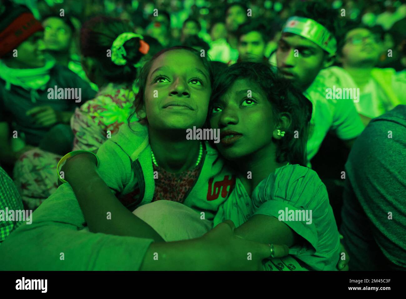 bangladeshi-street-children-watching-argentina-and-france-football-game