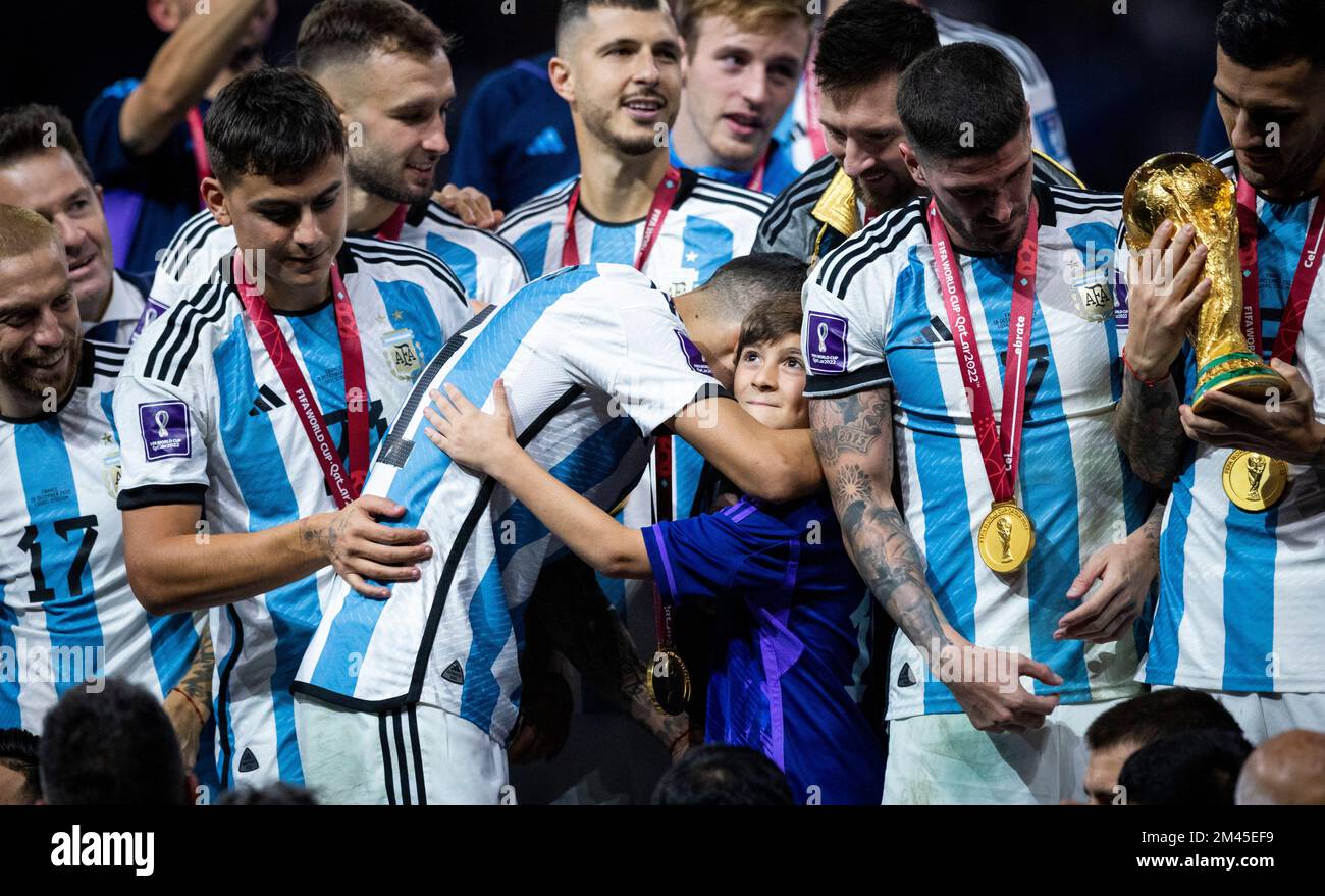 Doha, Qatar. 18th Dec, 2022.  Angel Di Maria (Arg) hugs the son of Lionel Messi (Arg) Argentina - France Final Match Argentinien - Frankreich World Cup 2022 in Qatar 18.12.2022 Credit: Moritz Muller/Alamy Live News Stock Photo