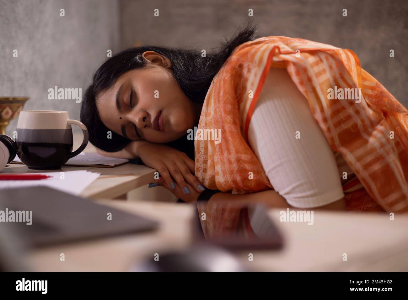 Tired woman sleeping at her desk in the office Stock Photo - Alamy