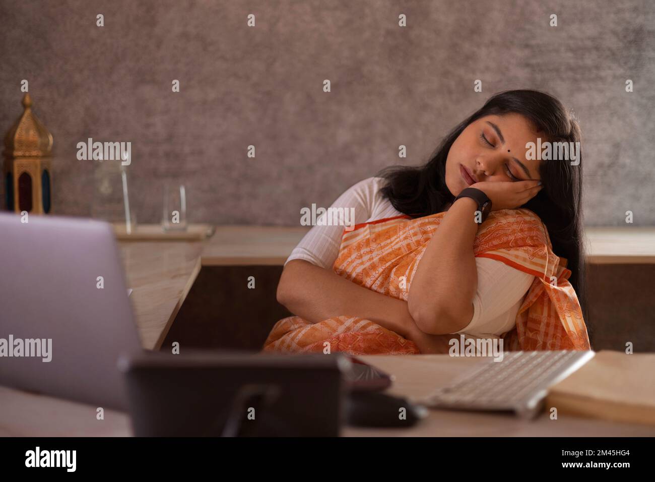 Tired woman sleeping at her desk in the office Stock Photo - Alamy