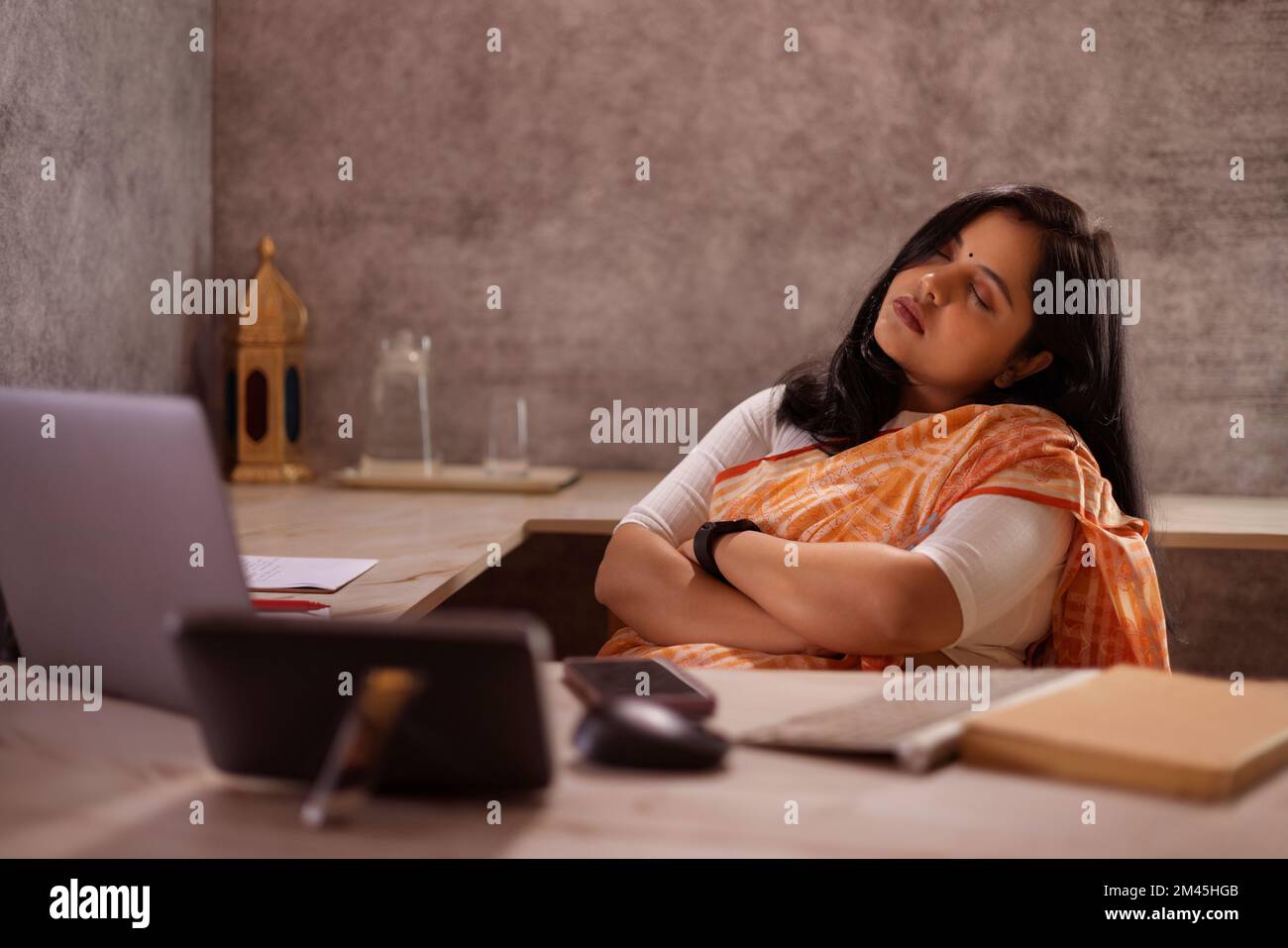Tired woman sleeping at her desk in the office Stock Photo - Alamy