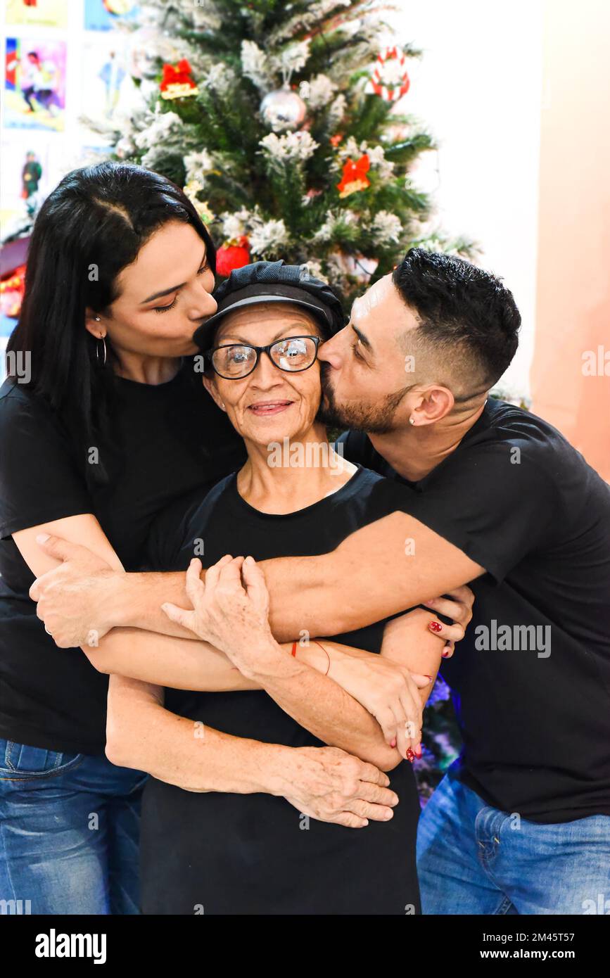 Couple kissing against tree hi-res stock photography and images - Alamy