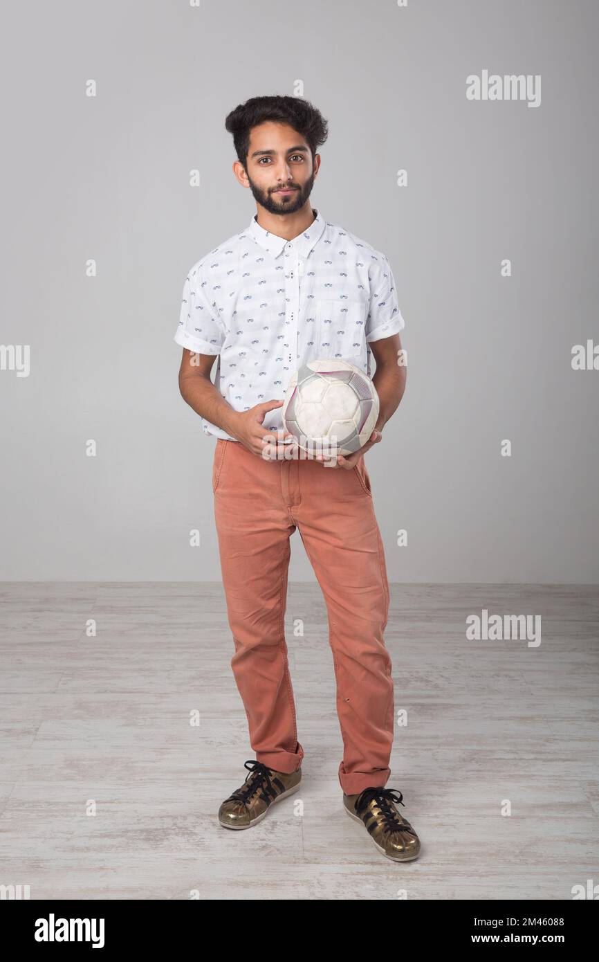 Voltar Esportes Homem Com Uma Bola Futebol Campo Para Exercício fotos,  imagens de © PeopleImages.com #665024080