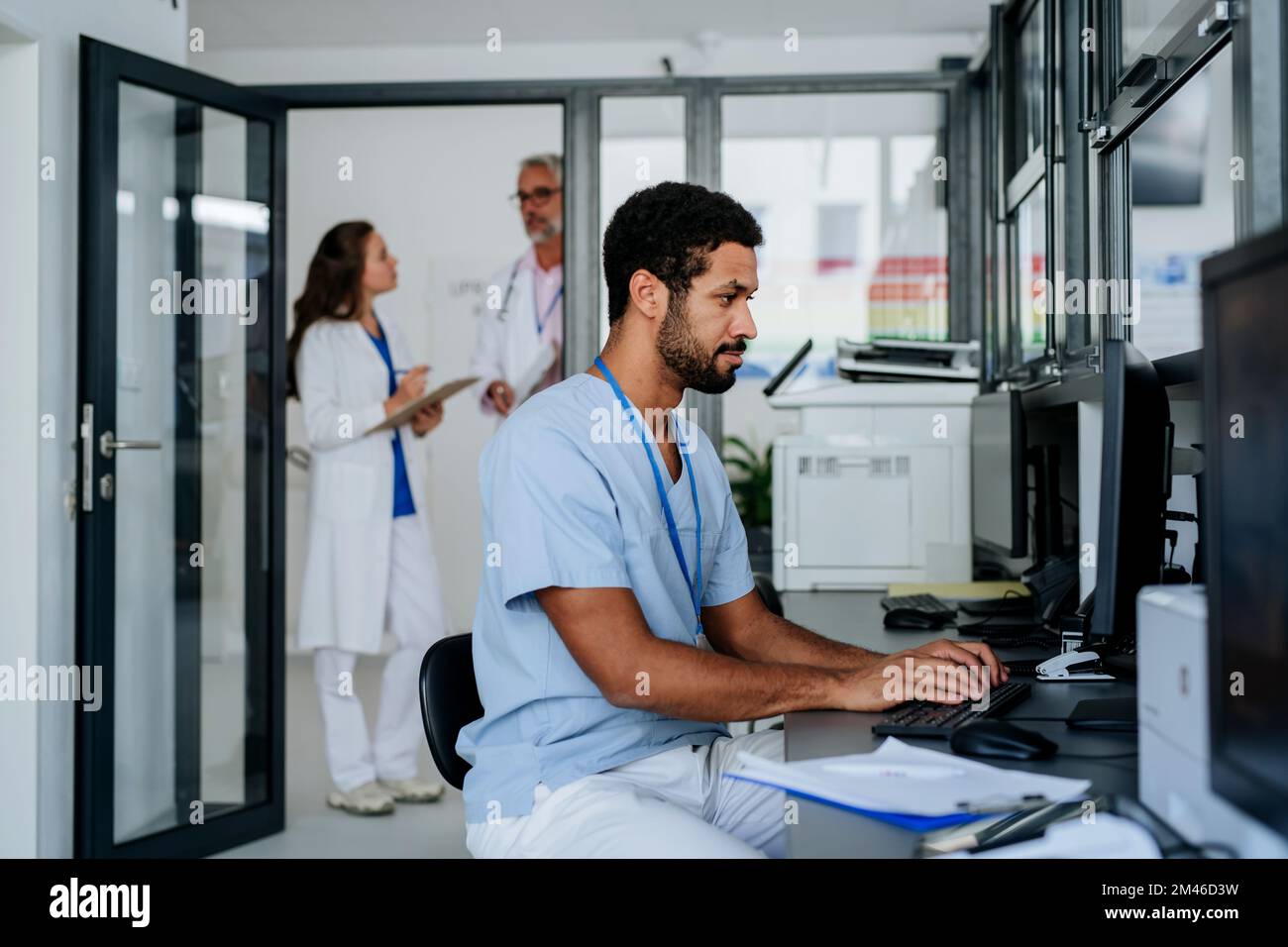 African american doctor computer hi-res stock photography and images ...