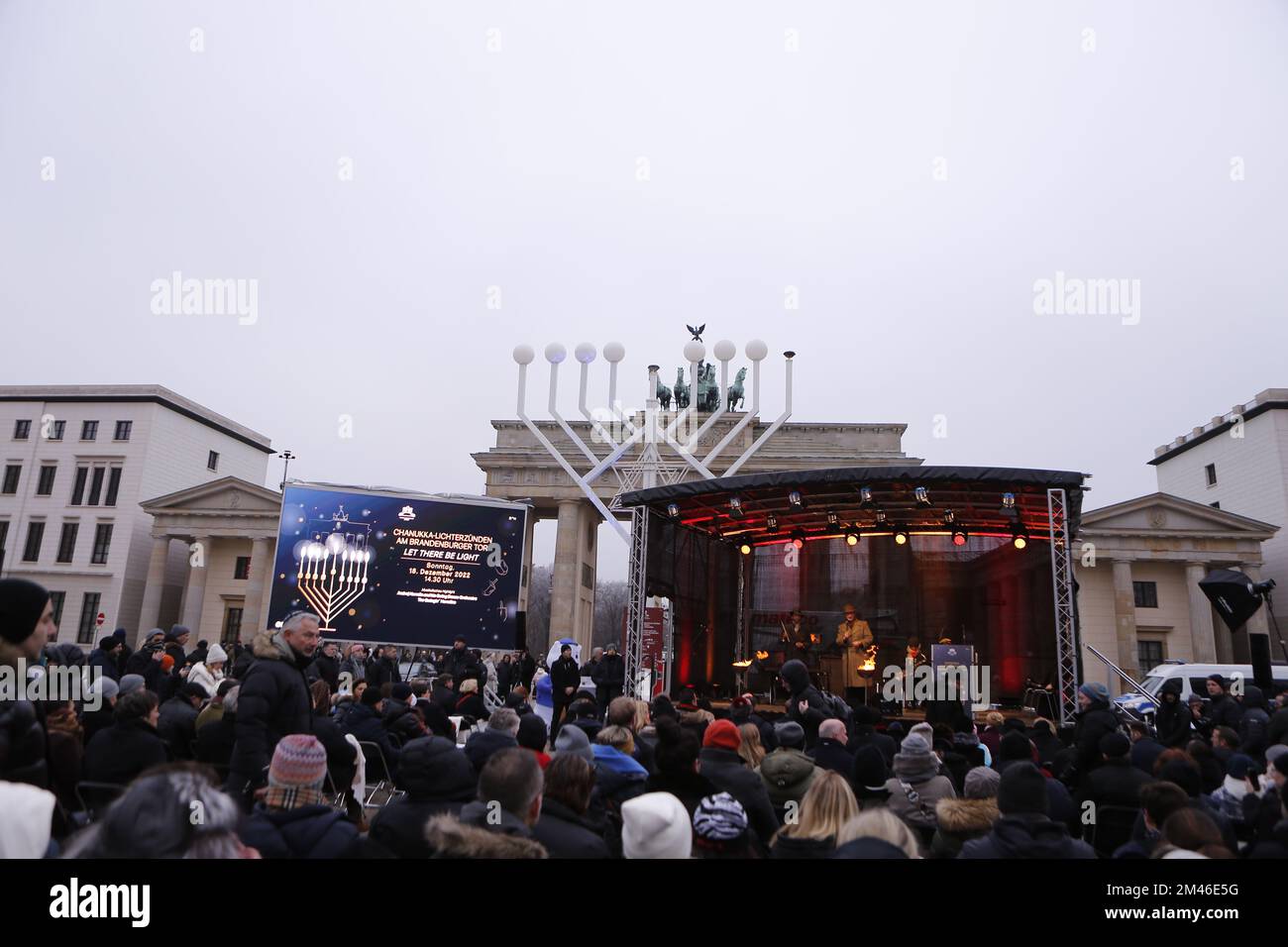 Berlin, Germany. 18th Dec, 2022. Berlin: Hanukkah at the Brandenburg Gate - inauguration and ceremony. The lighting of the first Hanukkah candle. (Photo by Simone Kuhlmey/Pacific Press) Credit: Pacific Press Media Production Corp./Alamy Live News Stock Photo