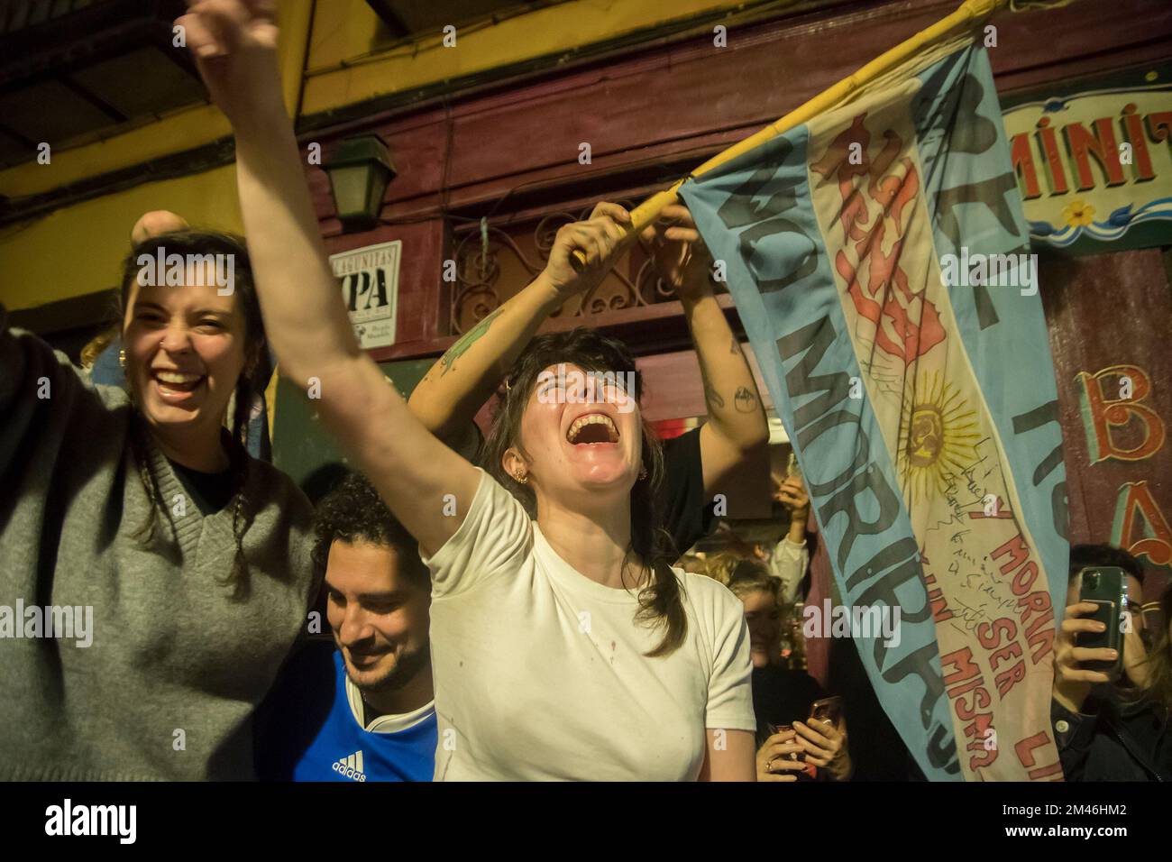 Madrid, Spain. 18th Dec, 2022. Argentine residents in Madrid celebrate the victory of the Argentine team in the streets in Qatar 2022. (Photo by Alberto Sibaja/Pacific Press) Credit: Pacific Press Media Production Corp./Alamy Live News Stock Photo