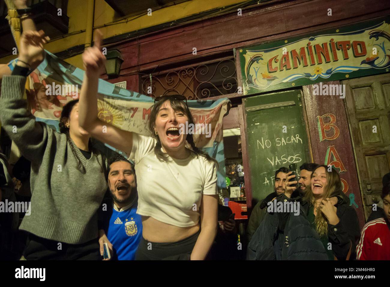 Madrid, Spain. 18th Dec, 2022. Argentine residents in Madrid celebrate the victory of the Argentine team in the streets in Qatar 2022. (Photo by Alberto Sibaja/Pacific Press) Credit: Pacific Press Media Production Corp./Alamy Live News Stock Photo