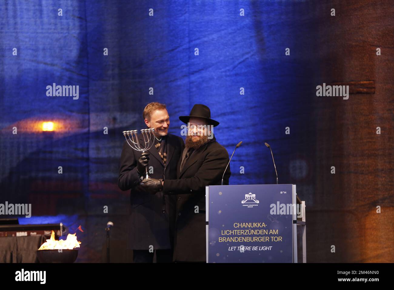 Berlin, Berlin-Mitte, Germany. 18th Dec, 2022. Berlin: Hanukkah at the Brandenburg Gate - inauguration and ceremony. The lighting of the first Hanukkah candle. The photo shows Federal Finance Minister Christian Lindner and Yehuda Teichtal, Rabbi of the Jewish Community in Berlin, and S.E. der Botschafter des Staates Israel Prof. Ron Prosor. (Credit Image: © Simone Kuhlmey/Pacific Press via ZUMA Press Wire) Stock Photo