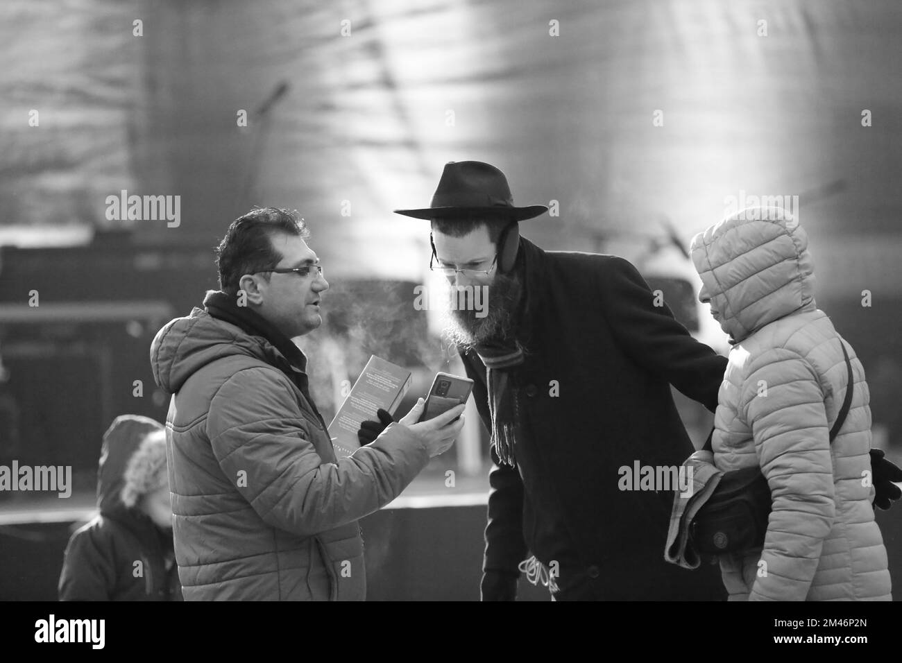 Berlin, Berlin-Mitte, Germany. 18th Dec, 2022. Berlin: Hanukkah at the Brandenburg Gate - inauguration and ceremony. The lighting of the first Hanukkah candle. (Credit Image: © Simone Kuhlmey/Pacific Press via ZUMA Press Wire) Stock Photo