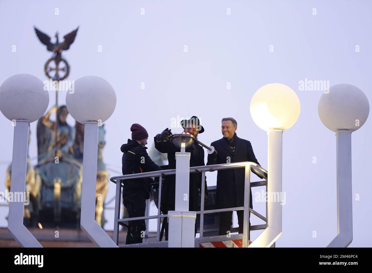 Berlin, Berlin-Mitte, Germany. 18th Dec, 2022. Berlin: Hanukkah at the Brandenburg Gate - inauguration and ceremony. The lighting of the first Hanukkah candle.The photo shows Federal Finance Minister Christian Lindner and Yehuda Teichtal, Rabbi of the Jewish Community in Berlin, lighting the first Hanukkah candle at the Brandenburg Gate. (Credit Image: © Simone Kuhlmey/Pacific Press via ZUMA Press Wire) Stock Photo