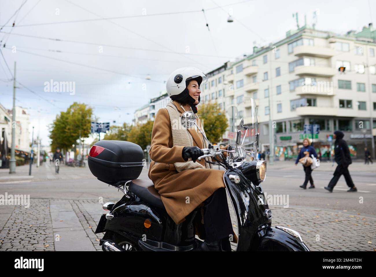 Woman smiling on outdoor city hi-res stock photography and images - Alamy
